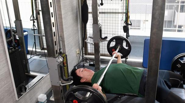 スポーツジムでベンチプレスをする若い男性 スポーツジムでベンチプレスをする若い男性 ベンチプレス,ジム,フィットネスの写真素材