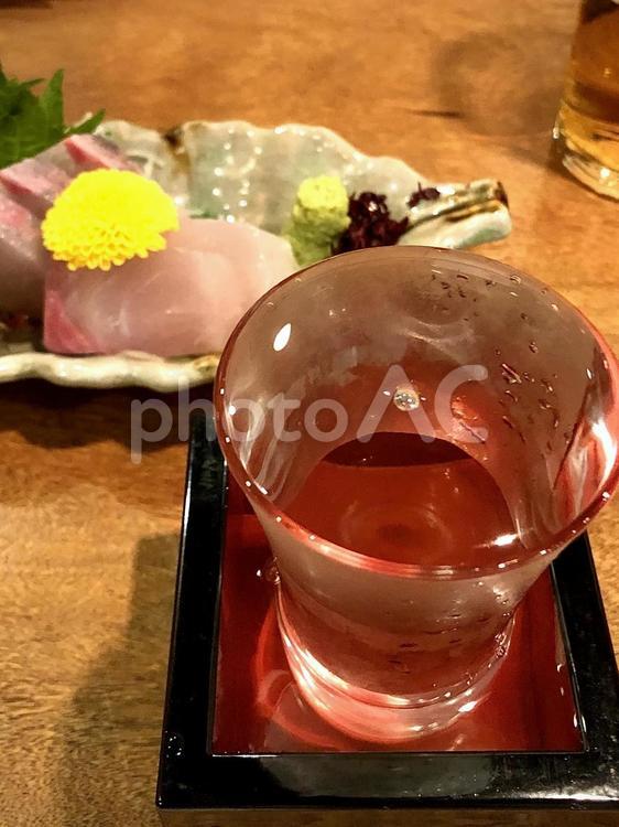 冷えた日本酒と新鮮な鰤の刺身 ブリ,お刺身,新鮮の写真素材