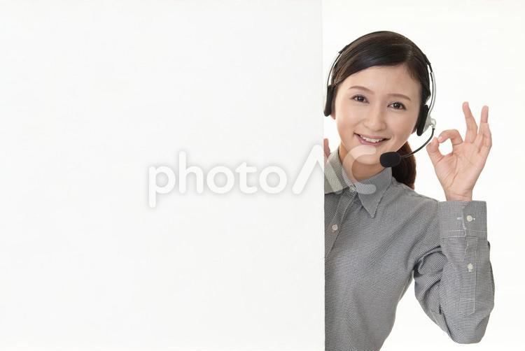 ホワイトボードを持つ笑顔のオペレーター 女性,オペレーター,コールセンターの写真素材