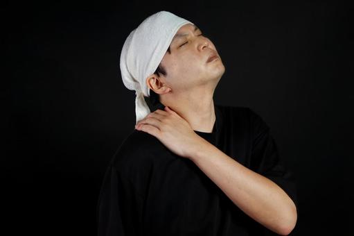 肩を痛めた男性の表情 肩を痛めた男性の表情の写真