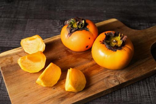 カットした柿と丸の柿の斜め上から 柿,果物,かきの写真素材