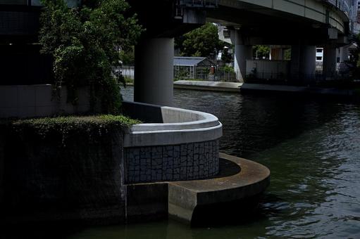 大阪の河と高速道路を陰影が飾る横映像の写真