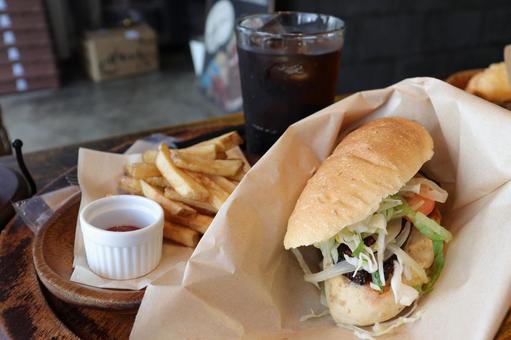 サンドイッチのランチセットの写真