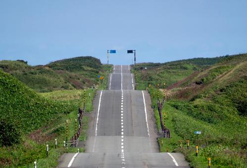 丘陵地帯を行くアップダウンの続く道 丘陵地帯を行くアップダウンの続く道 ツーリング,ドライブ,丘の写真素材