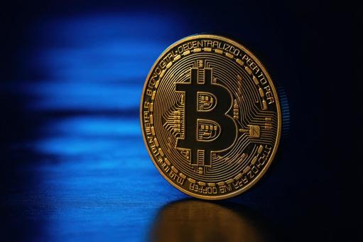 青い光とビットコイン 青い光とビットコインの写真