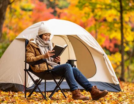 紅葉の中で読書を楽しむ秋のソロキャンプ 紅葉の中で読書を楽しむ秋のソロキャンプの写真