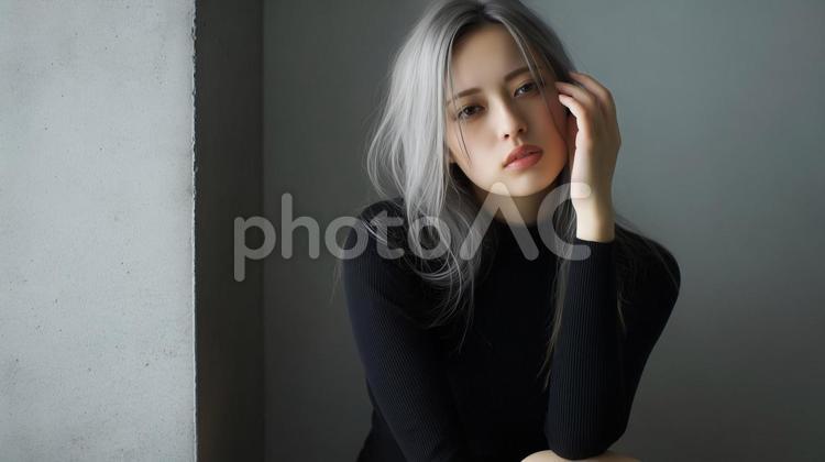 グレンヘアーの女性がこちらを見つめる 女性,グレンヘアー,頬杖の写真素材