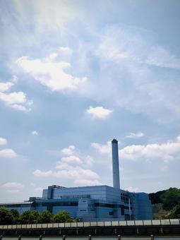 青空とゴミ処理場 青空とゴミ処理場の写真