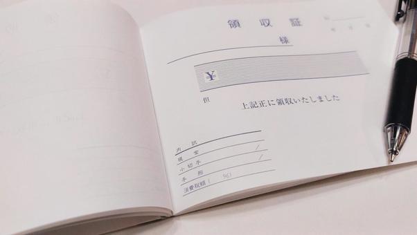 領収証とボールペンのシンプル写真 領収証,ボールペン,空白の写真素材