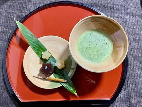 朱塗りの盆にある、抹茶と季節の和菓子 抹茶,和菓子,和の写真素材