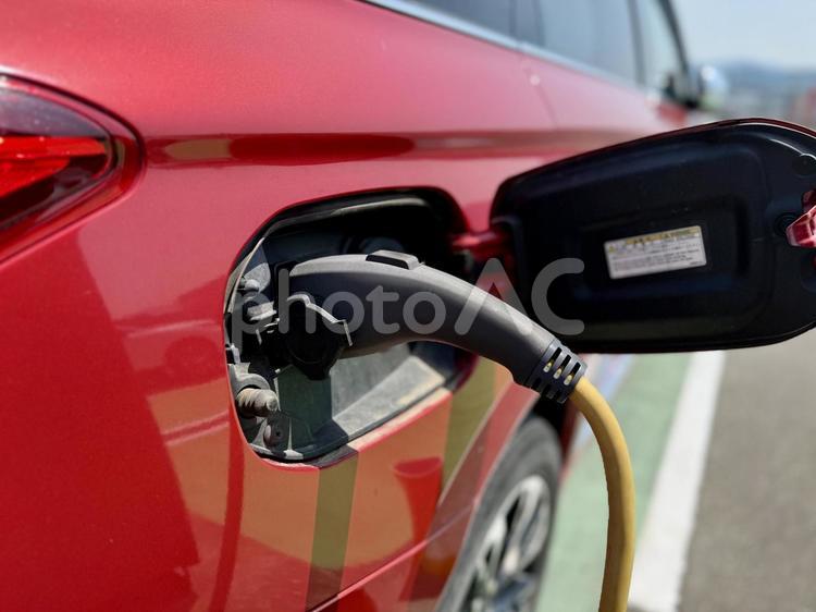 EV充電中　PHEVのSUV 環境対策,クリーンエネルギー,充電器の写真素材