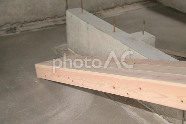 住宅のリフォーム用に持ち込まれた新しい柱 柱,材木,土台の写真素材