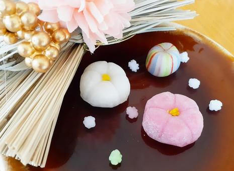 洋風しめ縄と可愛い和菓子たち 洋風しめ縄と可愛い和菓子たち しめ縄,洋風,造花の写真素材