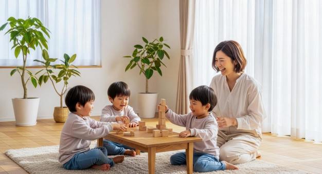 積み木で遊ぶ3人の子供と母親 積み木で遊ぶ3人の子供と母親の写真
