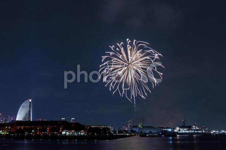 夜空に咲く黄金の大輪 花火,打ち上げ花火,花火大会の写真素材