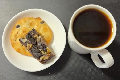 コーヒーと岩塚の黒豆せんべいとブラウニー コーヒーと岩塚の黒豆せんべいとブラウニー コーヒータイム,コーヒーブレイク,コーヒーの写真素材