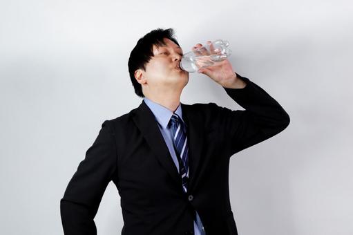 水を飲むビジネスマン 水を飲むビジネスマン ビジネスマン,水,飲むの写真素材