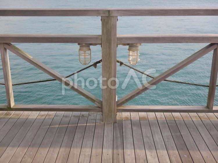 海沿いの手摺りと電灯 手摺り,電灯,海沿いの写真素材