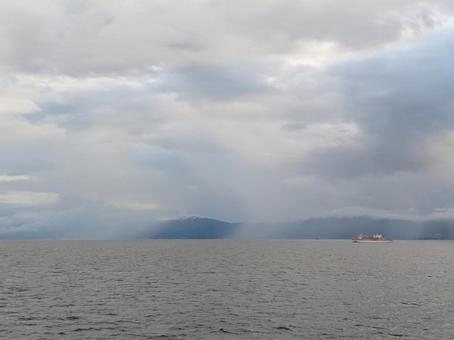 薄雲の中を進む垂水フェリーと海原 薄雲の中を進む垂水フェリーと海原 垂水フェリー,錦湾,曇り空の写真素材