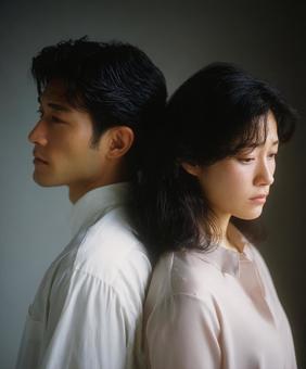 別れを予感させる男女の横顔 別れを予感させる男女の横顔の写真