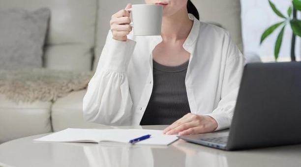 勉強中に一息つくアジア人女性 勉強中に一息つくアジア人女性 女性,勉強,休憩の写真素材