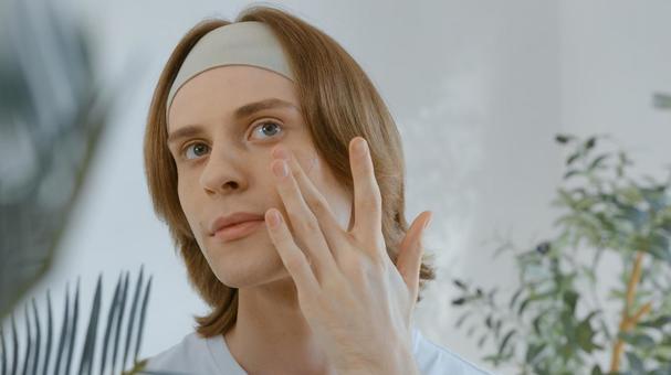 頬を触ってチェックするヘアバンドをした男性 男性,外国人,欧米人の写真素材