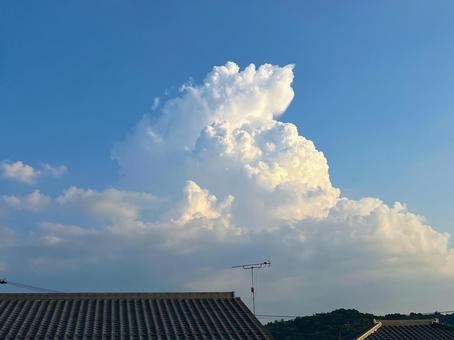 夕陽を浴びる入道雲 夕陽を浴びる入道雲の写真