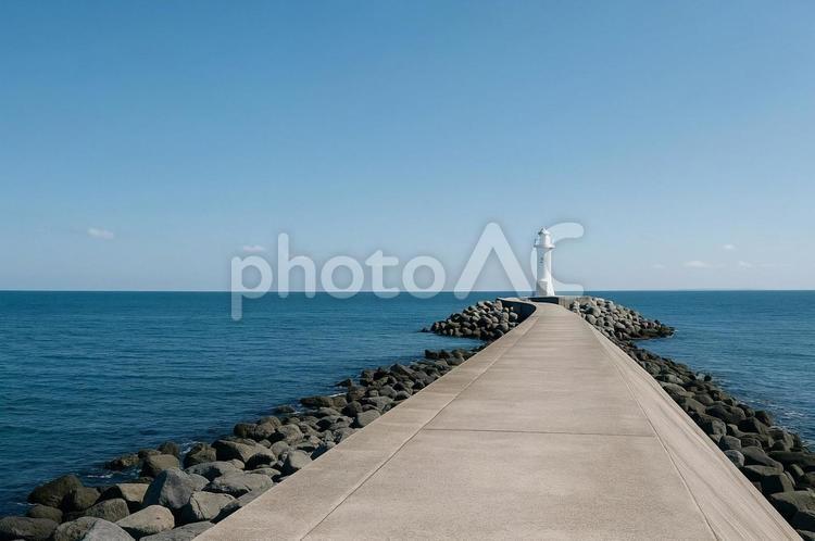 港町の防波堤と灯台 防波堤,灯台,港町の写真素材