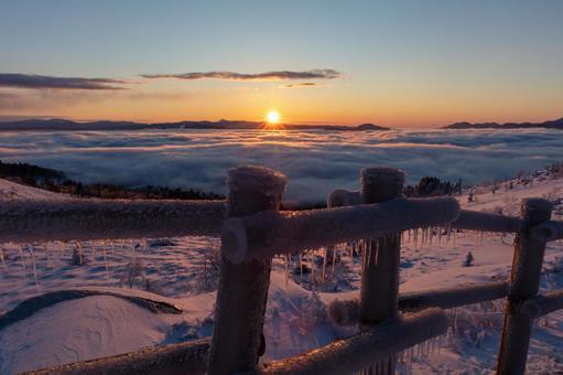 雲海を太陽が昇る美幌峠の夜明け 雲海を太陽が昇る美幌峠の夜明けの写真