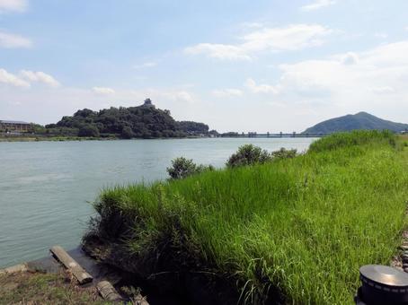 木曽川から眺める犬山城の写真