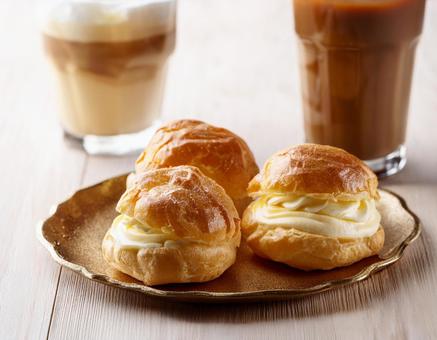 アイスカフェラテとシュークリーム アイスカフェラテとシュークリームの写真