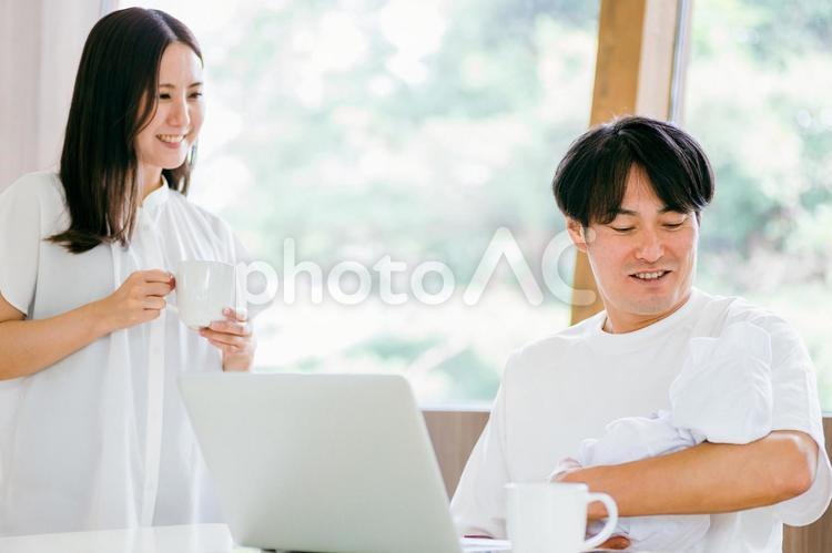 テレワークする男性と女性 テレワーク,赤ちゃん,夫婦の写真素材