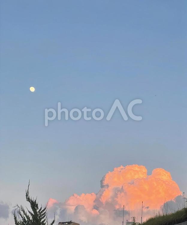 夕映えと月 月,雲,空の写真素材