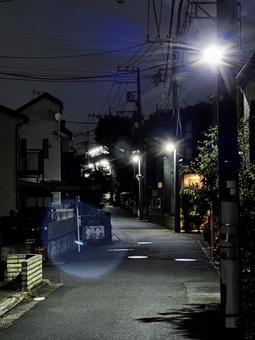 夜の住宅街 夜道,街並み,街灯の写真素材
