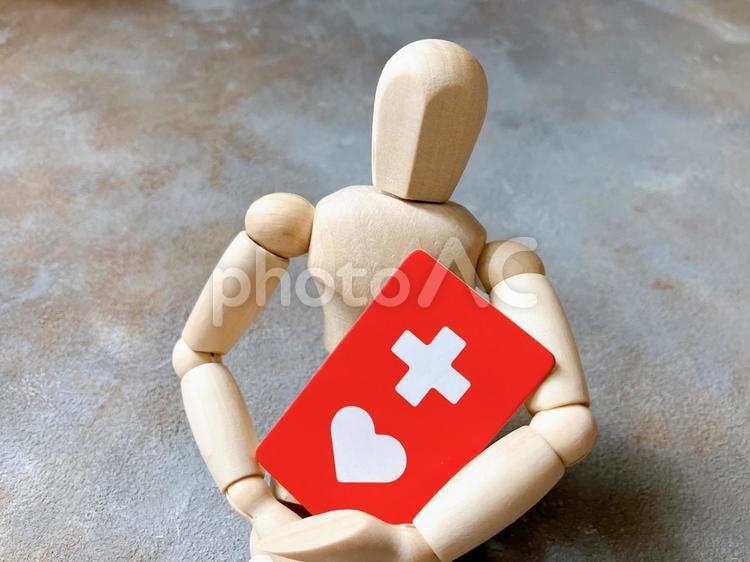 ヘルプマークを持つデッサン人形 ヘルプマーク,ハンディキャップ,精神障害者の写真素材