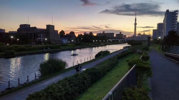 夕暮れ_河川敷 景色,背景,夕焼けの写真素材