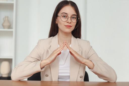 屋根を表現する女性スタッフ 保険業,事務職,接客業の写真素材