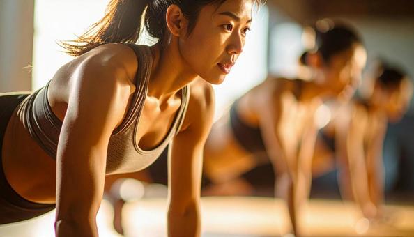 体幹を鍛える日本人女性 体幹を鍛える日本人女性の写真
