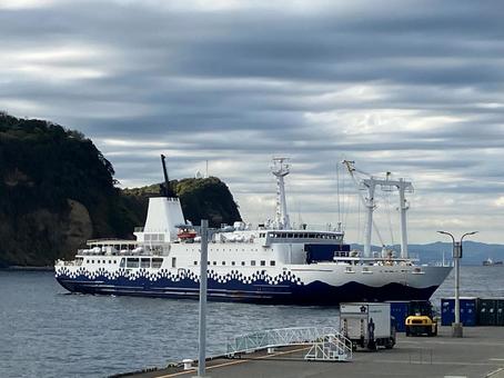 大島の船着場に接岸中のフェリー 大島,船着場,フェリーの写真素材