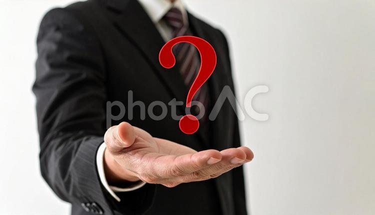 ？を手に持つ日本人ビジネスマン男性 ？,クエスチョン,ハテナの写真素材