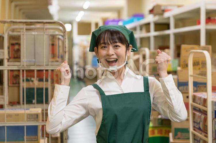 スーパーの裏方で働く人々 スーパー,スーパーマーケット,バックヤードの写真素材