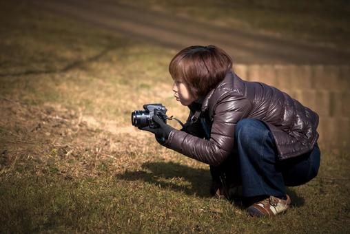 <Material> A woman taking photos at a tourist spot at dawn, JPG