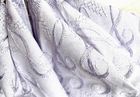 綺麗な紫の刺繍装飾の布背景素材 綺麗な紫の刺繍装飾の布背景素材の写真