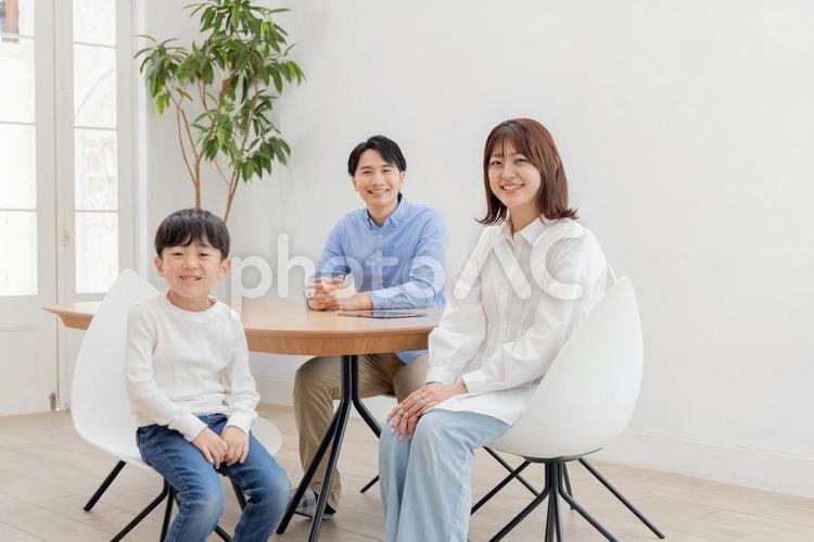 家族イメージ 家族,人物,リビングの写真素材