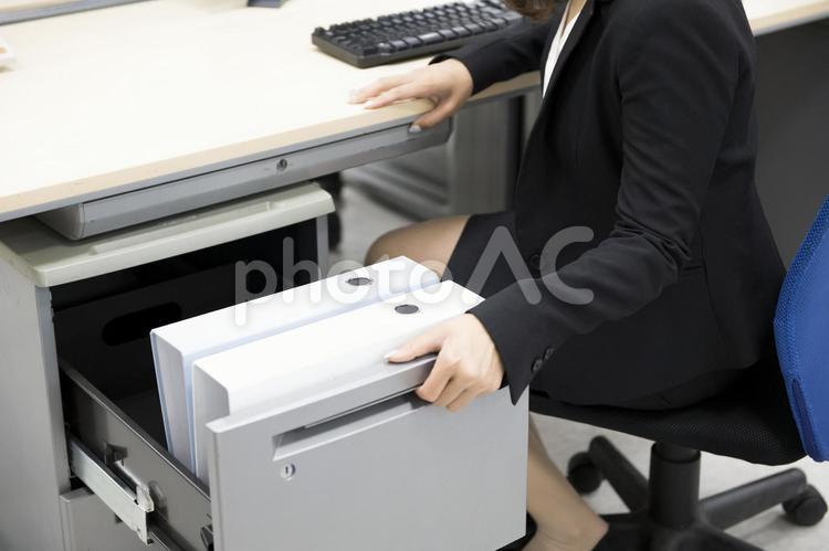 引き出しを開ける女性 オフィス,引きだし,開けるの写真素材
