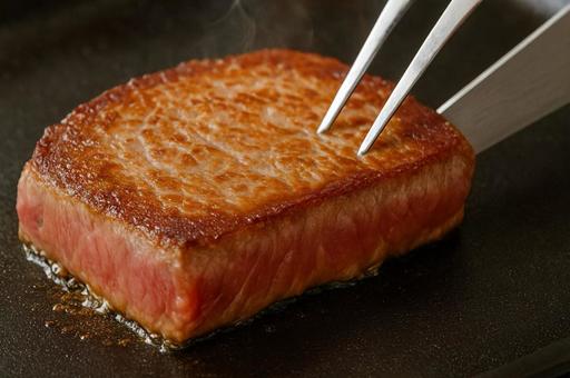 鉄板でステーキを焼いている様子・焼き色 鉄板でステーキを焼いている様子・焼き色の写真