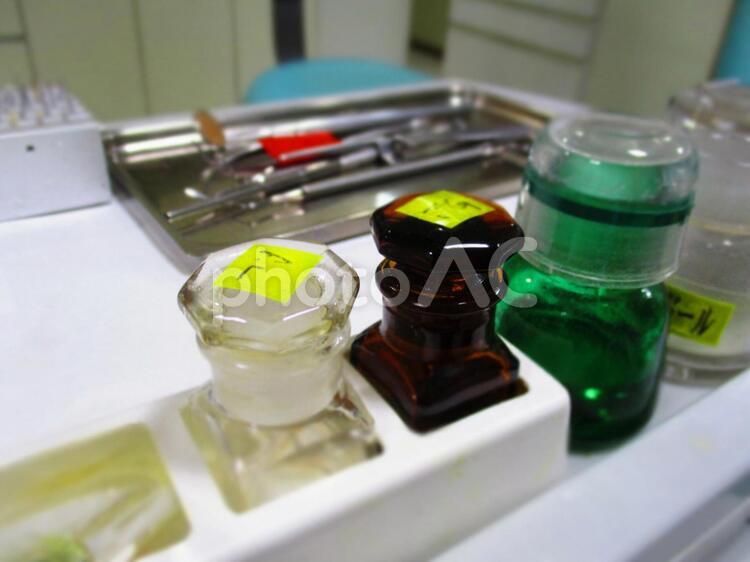 歯医者　イメージ 歯医者,治療室,薬瓶の写真素材