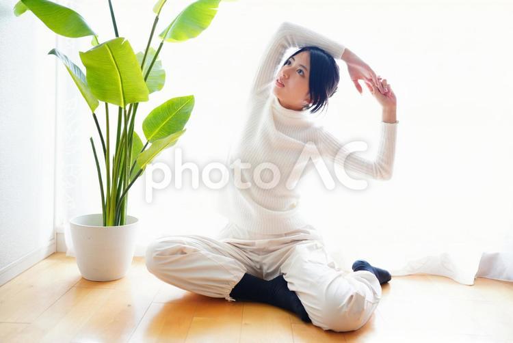 健康的なイメージ/ヨガをする女性 20代,屋内,女性の写真素材