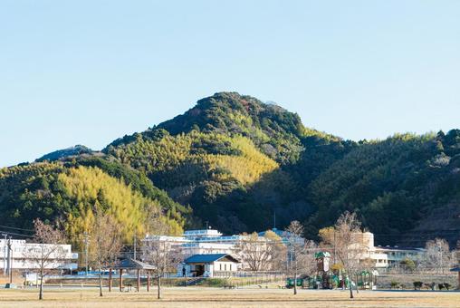 雄大な山々をのぞむあさはた緑地 山,山間,山並みの写真素材
