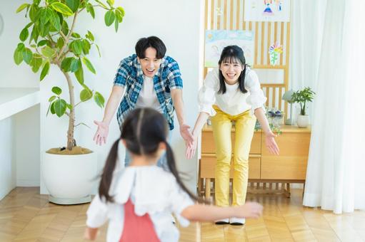 リビングで遊ぶ家族 家族,笑顔,おいでおいでの写真素材